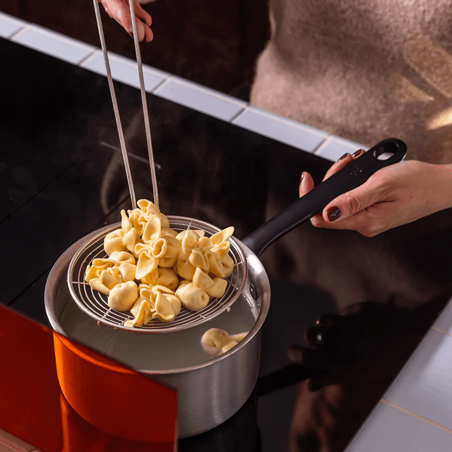 Le trio de casseroles parfaites en inox avec manches noirs - Image 3